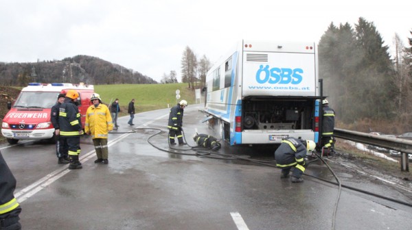 Bus ging in Flammen auf - Feuerwehr verhindert Vollbrand