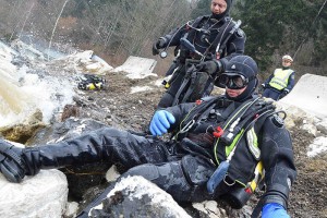 Cobrataucher suchen bei der "Schwarzen Brücke" nach vermissten Taucher