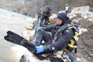 Cobrataucher suchen bei der "Schwarzen Brücke" nach vermissten Taucher