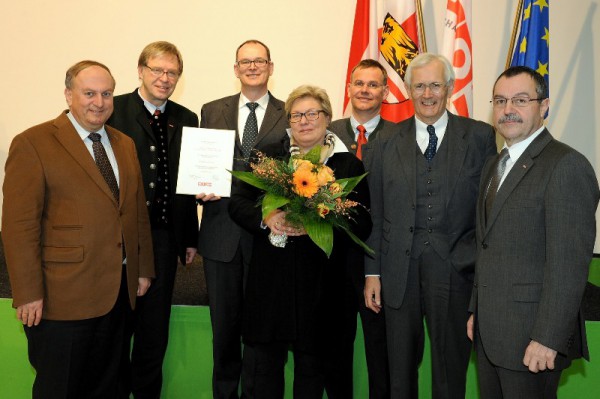 WKOÖ-Präsident Dr. Rudolf Trauner überreichte dem Vorstandsmitglied der Miba AG das Kommerzialratsdekret