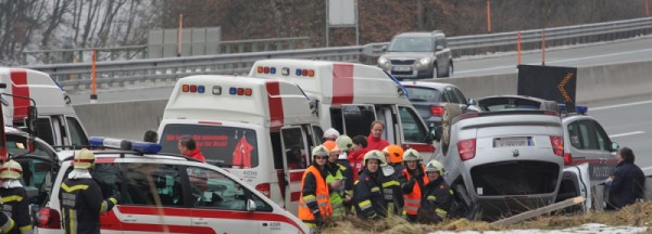 Styermühl: Unfall auf Westautobahn - Verkehrsschild durchschlagen