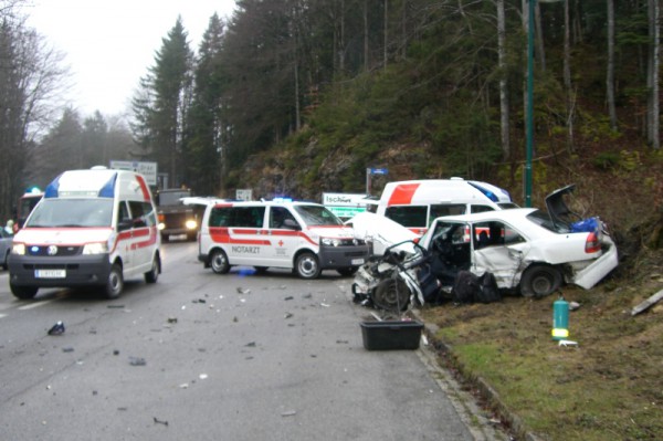 Bad Aussee: drei Schwerverletzte bei Unfall auf der B145 | Foto: ÖRK Steiermark