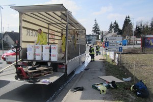 Vöcklabruck: Ladung schlecht gesichert - Spezialkleber nach Notbremsung auf Fahrbahn