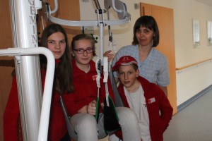 Jugendrotkreuzgruppe Ebensee zu Besuch im Bezirksseniorenheim