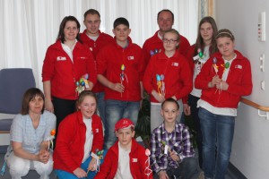 Jugendrotkreuzgruppe Ebensee zu Besuch im Bezirksseniorenheim