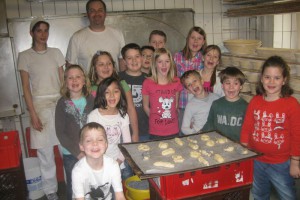 Vöcklabruck: Bäckerei Mayr weckt Backlust bei Hortkindern