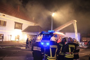 Oberwang: 230 Feuerwehrmänner bei Küchenbrand im Löscheinsatz