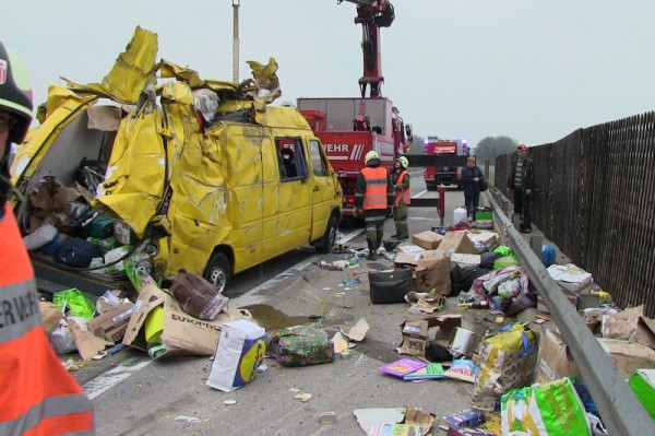 Kleinbus auf Westautobahn (A1) überschlagen