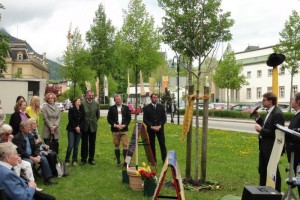 Ein Nussbaum in Bad Ischl weist auf Parkinson hin - Parkinsonselbsthilfe macht auf sich aufmerksam