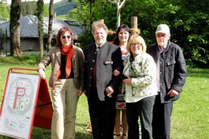 Ein Nussbaum in Bad Ischl weist auf Parkinson hin - Parkinsonselbsthilfe macht auf sich aufmerksam