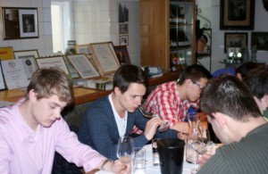 Frisch gebackene Jungsommeliers an den Tourismusschulen Salzkammergut ausgebildet