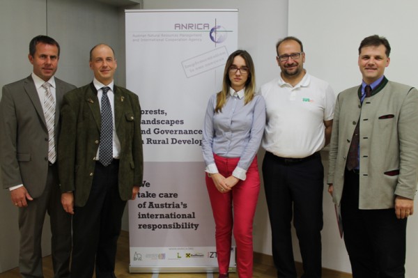 vlnr: BGM der Marktgemeinde Rudolf Raffelsberger, Obmann DI Markus Sommerauer, ANRICA Katerina Spasovska, Projektleiterin SWG Boban Ilic, Geschäftsführer SWG DI Martin Nöbauer, Abteilungleiter, Forstsektion, Lebensministerium