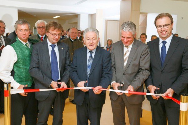 Der neue OP-Trakt des LKH Bad Ischl wurde feirlich eröffnet. v.l.n.r.: landesrat Markus Reisamer, Bürgermeister Hannes Heide, LH Dr. Josef Phüringer, Mag. Josef Lehner, Dr. Harald Geck