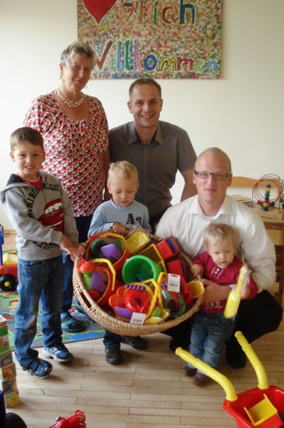 Sandspielzeug für Kleinkinderspielplatz gespendet!