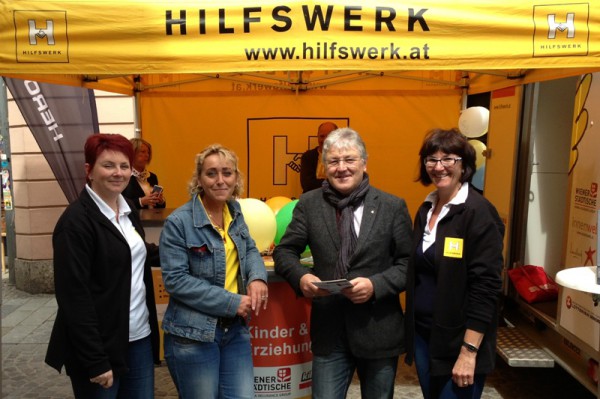 Einsatzleiterinnen Julia Lörinzc und Birgit Leitner, Obmann LAbg. Anton Hüttmayr MBA, Leiterin des Familien und Sozialzentrums Vöcklabruck Sabine Jantzen MBA bei der Hilfswerk Tour am Wochenmarkt in Vöcklabruck.