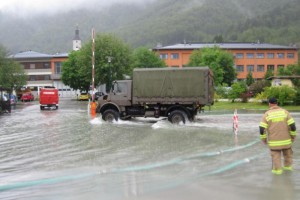 Ebensee: Bundesheer unterstützt Helfer im Kampf gegen die Wassermassen