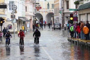 Hochwasser-Tourismus in der Gmundner Innenstadt