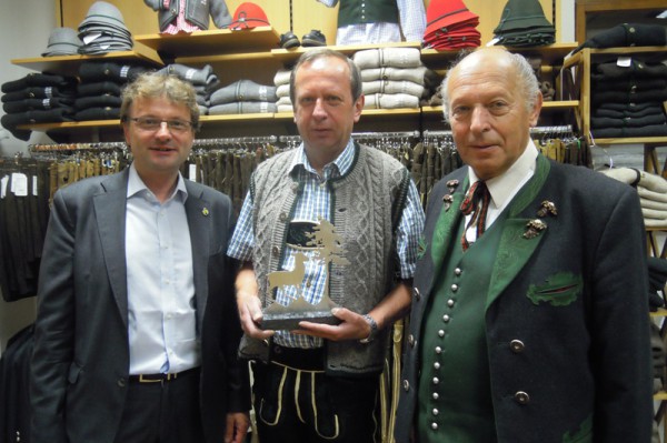 Bürgermeister Hannes Heide gratuliert Leder Rössler zum 80er