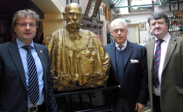 's Dragoon Guards: Ausstellung 2014 in Bad Ischl Kaiser Franz Josef war Ehrenoberst der Ist The Queen's Dragoon Guards - vom Regimentsmuseum in Cardiff kamen Christopher Dale und Clive Morris nach Bad Ischl, um die Ausstellung vorzubereiten. Dabei wurden sie von Bürgermeister Hannes Heide und Maria Sams vom Museum der Stadt willkommen geheißen und entsprechend bei ihrer Arbeit unterstützt.