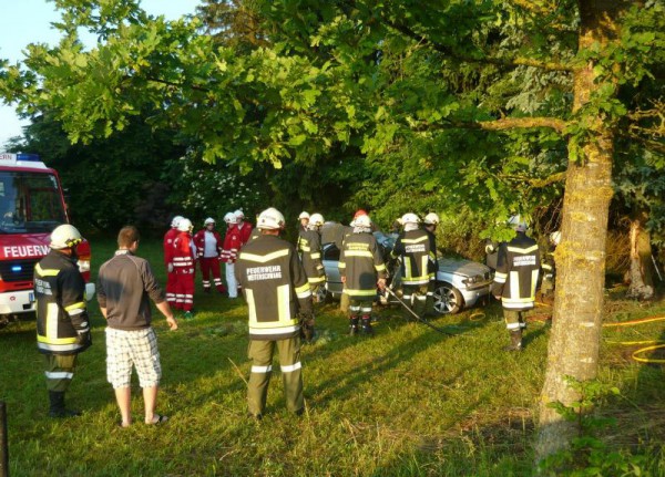 Tödlicher Autounfall in Gampern - frontal gegen Baum