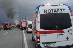 Tieflader rast in Tanklastwagen - Karambolage auf Westautobahn (A1) fordert ein Todesopfer