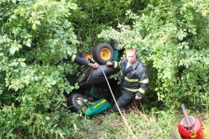 Zwei Einsätze: mit Rasenmähertraktor über Abhang gestürzt - Porsche-Cabrio fing Feuer