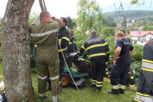 Zwei Einsätze: mit Rasenmähertraktor über Abhang gestürzt - Porsche-Cabrio fing Feuer