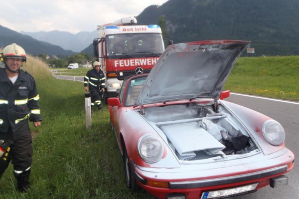 Zwei Einsätze: mit Rasenmähertraktor über Abhang gestürzt - Porsche-Cabrio fing Feuer