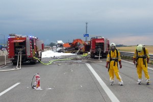 Gefahrstoffstützpunkt Puchheim bei Gefahrengutunfall auf Westautobahn im Einsatz