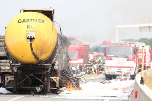 Betondecke der Westautobahn durch Gefahrengut-Unfall schwer beschädigt