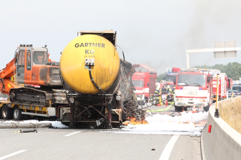 Betondecke der Westautobahn durch Gefahrengut-Unfall schwer beschädigt