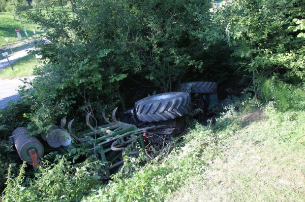 Viechtwang: Traktor stürzte in Mühlbach - Lenker blieb unverletzt