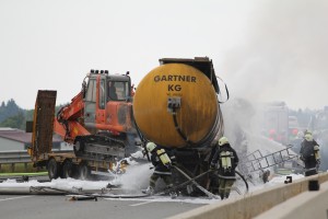 Folgenschwerer Verkehrsunfall mit Gefahrenguttransport auf Westautobahn | Foto: salzi.at