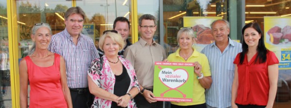 vl. Christa Stocker, Bgm. Gerhard Gründl, VzbgmIn. Gabi Rathje, Ortsparteivorsitzender Michael Leitner, LAbg. Hermann Krenn, Unimarkt Geschäftsführerin Gertrude Leitner, Werner Arnitz, SP-Spitzenkandidatin zur Nationalratswahl Daniela Holzinger.