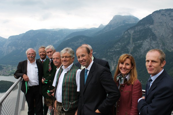 : Landeshauptmannstellv. Josef Ackerl, Bgm. Alexander Scheutz, Vorsitzender d. Aufsichtsrates der Salinen AG Dr. Hannes Androsch, Dipl. Ing Erhard Kargel, Abg. z. Landtag,Bgm. Anton Hüttmayr, Vorstandsvorsitzender der Salinen AG Mag. Stefan Maix, Geschäftsführerin REGIS, Rosa Wimmer und Vorstand der Salinen AG Thomas Seidl