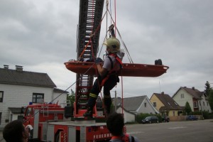 Attnang: Personenrettung auf Baustelle mit Drehleiter