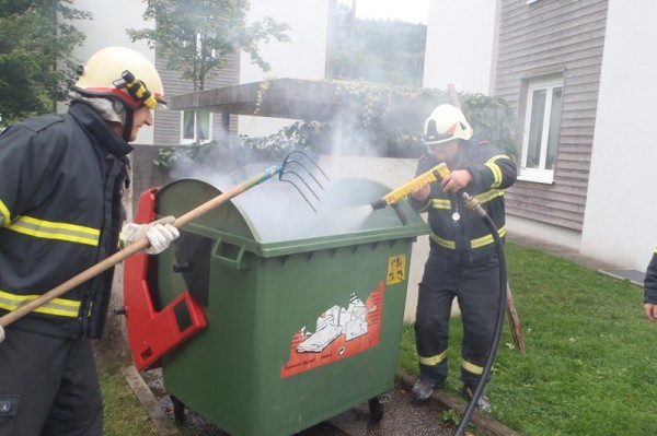 Abfallconainer ging in Flammen auf