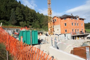 Unterach am Attersee: Arbeiter von Betonplatte eingeklemmt