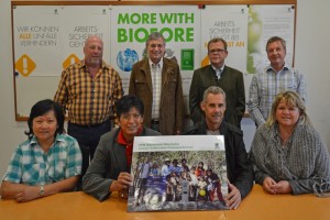UPM Mitarbeiter laufen für einen Trinkwasserbrunnen