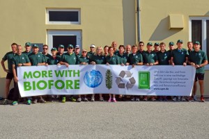 UPM Mitarbeiter laufen für einen Trinkwasserbrunnen