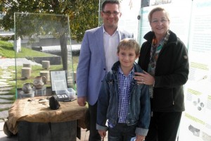 Finanzministerin besucht neuen Pfahlbau-Info-Pavillon Seewalchen