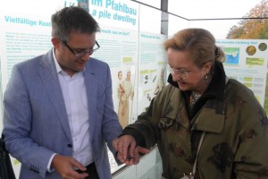 Finanzministerin besucht neuen Pfahlbau-Info-Pavillon Seewalchen