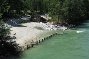 Jahrhunderthochwasser legt neuen Nebenarm "Engleithen" in der Kaltenbachau trocken