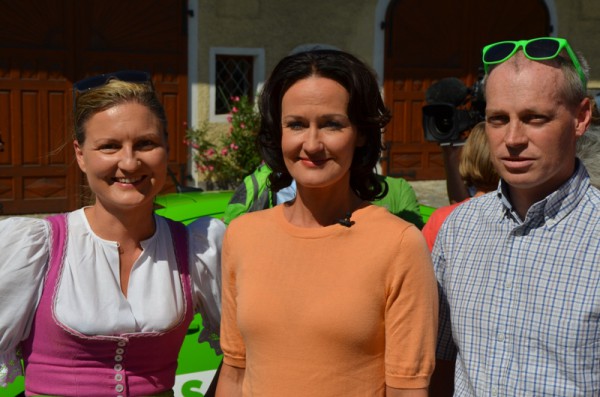 Eva Glawischnig auf Wahlkampftour in Oberösterreich: Besuch bei Tostmann Trachten bringt interessante Gespräche und Einblicke in ein OÖ. Vorzeigeunternehmen