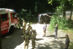 Bad Ischl: mit Auto überschlag - Fahrzeugbergung in Nussensee
