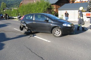 Unfallauto in Gruppe Motorradfahrer geschleudert