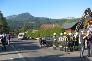 Unfallauto in Gruppe Motorradfahrer geschleudert