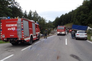 Bad Ischl: bei LKW-Unfall Pressspannplatten verloren