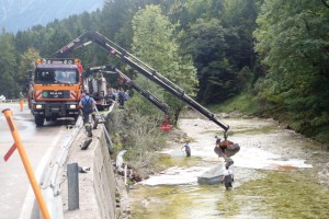 Bad Ischl: bei LKW-Unfall Pressspannplatten verloren