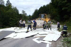 Bad Ischl: bei LKW-Unfall Pressspannplatten verloren